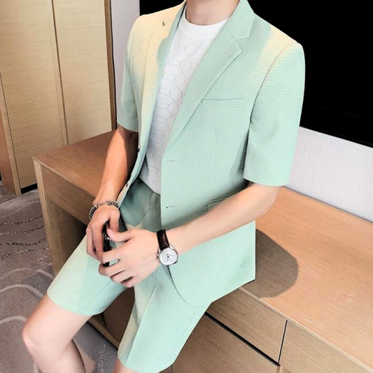 ミントグリーンのジャケットセットアップをソファで着用