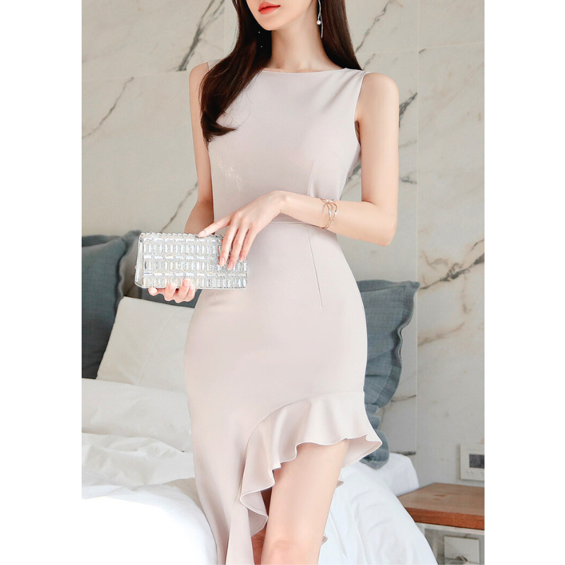 クラッチバッグを持ちポーズする30代女性、上品なノースリーブワンピースで夏コーデ