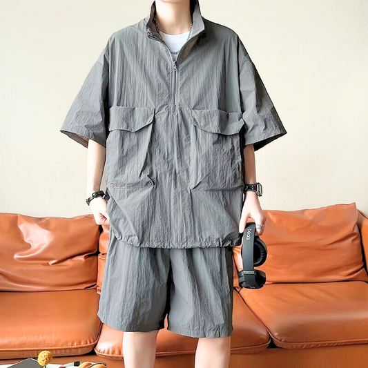 ソファの前で撥水素材のセットアップを着たスタイル