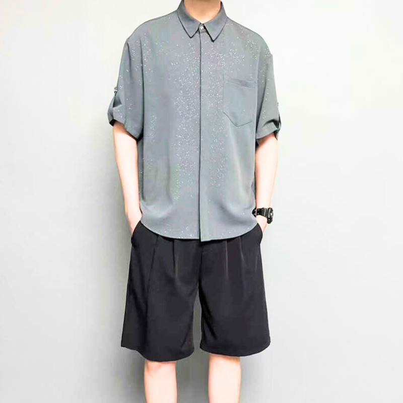 グレーのラメ入りシャツと黒ハーフパンツの全身スタイル