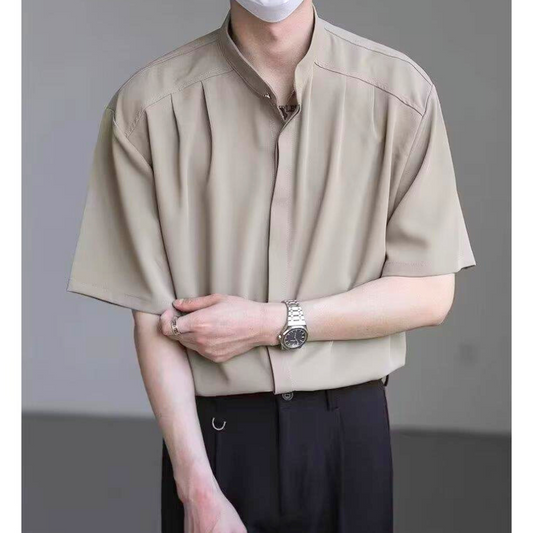 落ち感のある比翼シャツを着た男性(ベージュ)
