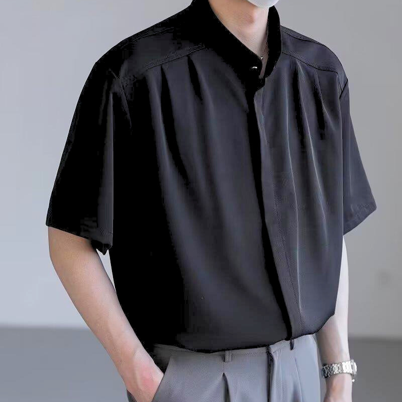 黒シャツを着用したシンプルモードなスタイル