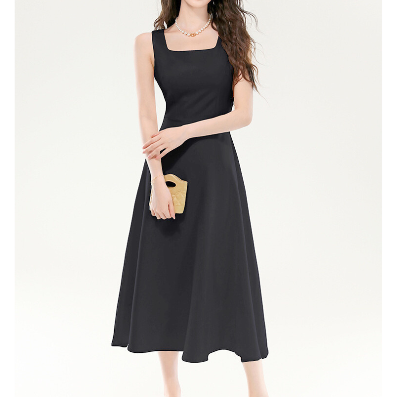 ブラックカラーのスクエアネックワンピース正面姿