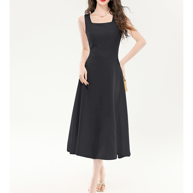 ブラックワンピースを上品に着こなすポージング画像