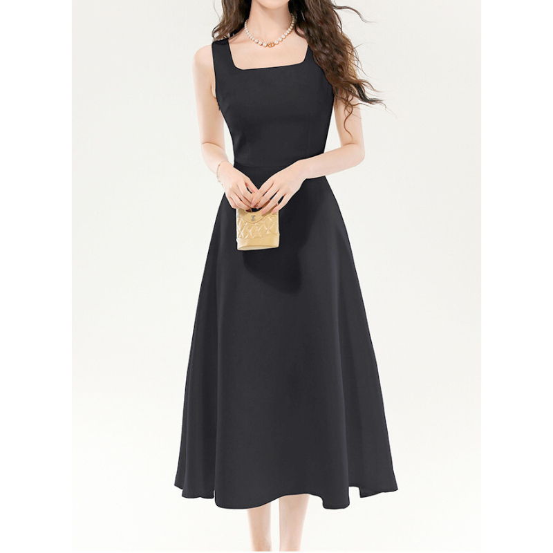 腰に手を当てたブラックワンピース立ちポーズ