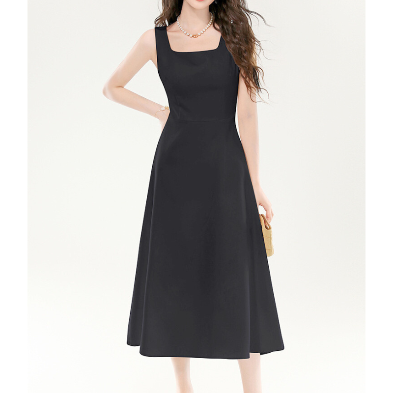 落ち着いた印象のブラックワンピース前姿