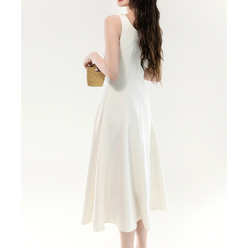 スクエアネックワンピースのバックスタイル全身画像