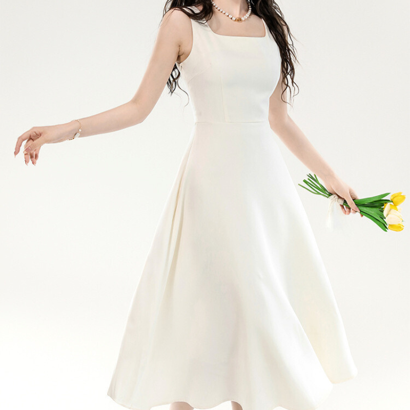 ホワイトワンピースで歩くシーン・ふわりと広がるスカート