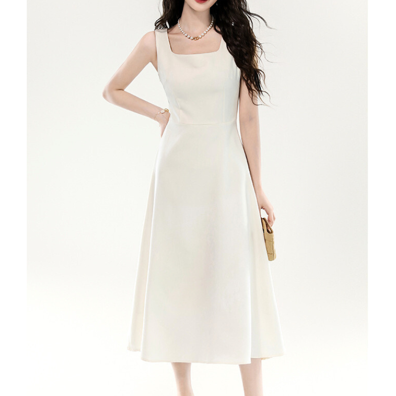 シンプルに立ったホワイトワンピースのポージング画像