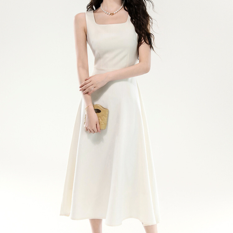 胸元のシルエットが美しいスクエアネックワンピース