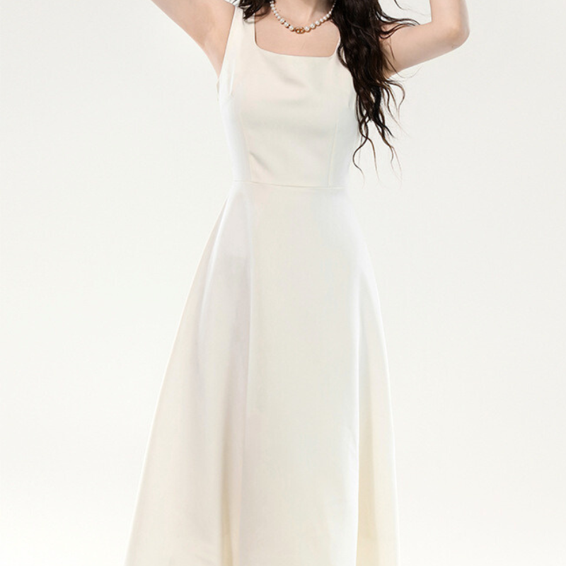 歩きながらふわりと揺れる白ワンピース