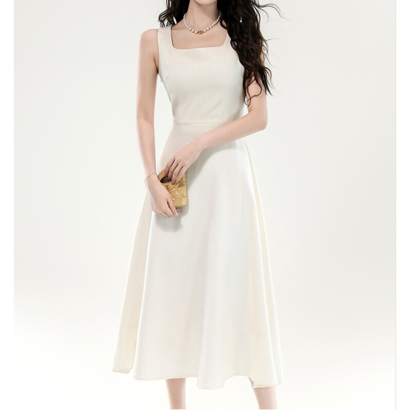 小物バッグを持ったホワイトワンピースコーデ