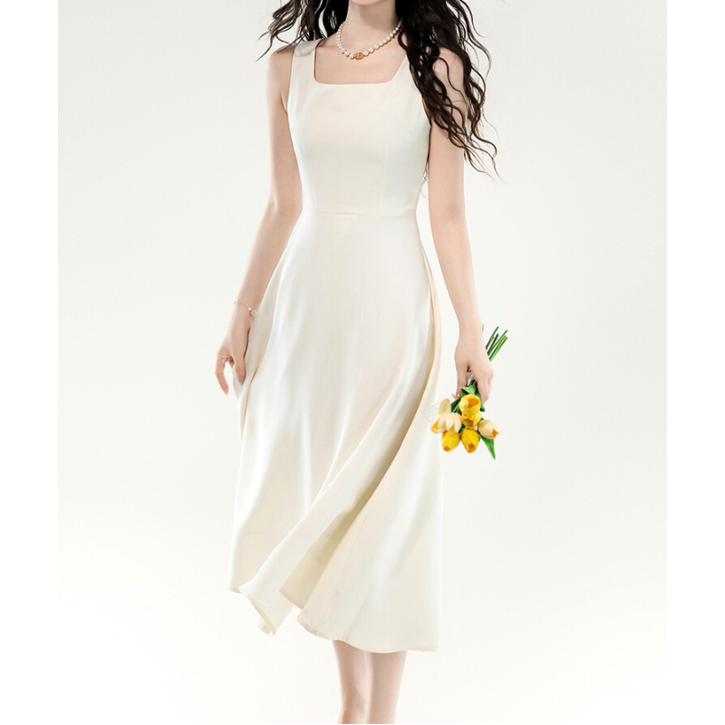 優雅に花を持ってポーズをとる夏ワンピーススタイル