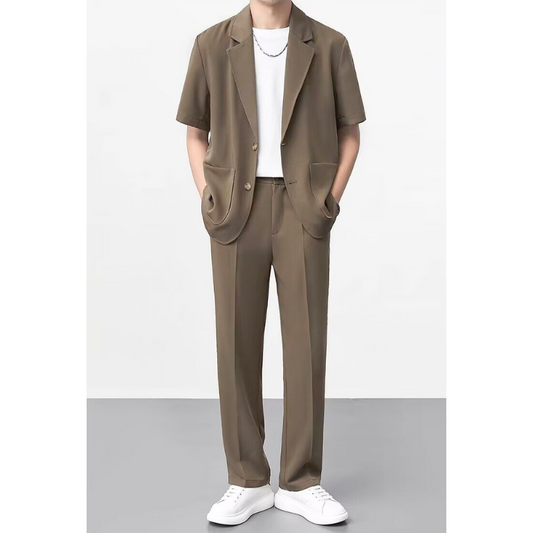 ブラウンのロングパンツスタイルを爽やかに着こなしたサマーテーラードセットアップ
