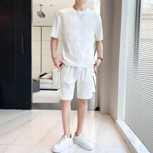 ホワイトセットアップ全身コーデ(夏の室内)