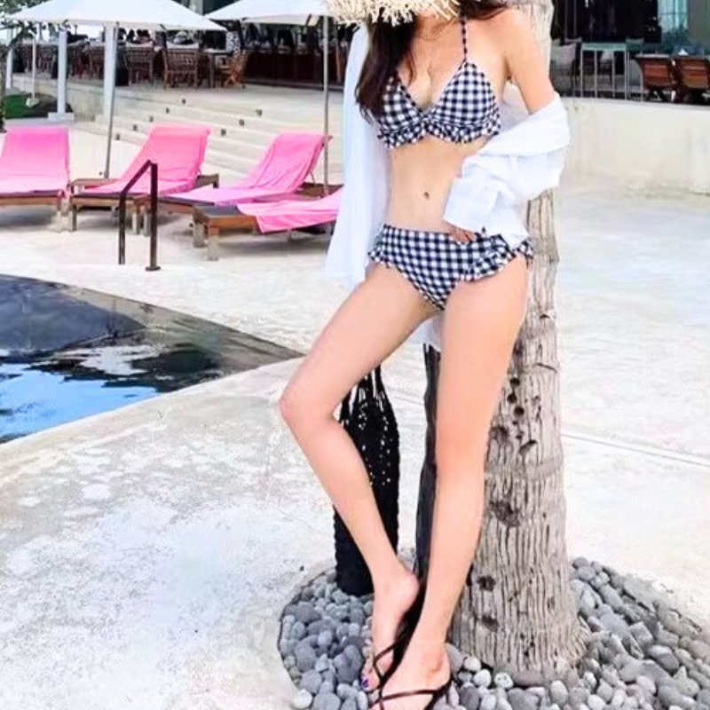 夏のプールサイドで輝く、ギンガムビキニ姿の女性。健康的な色気を演出するアイテム