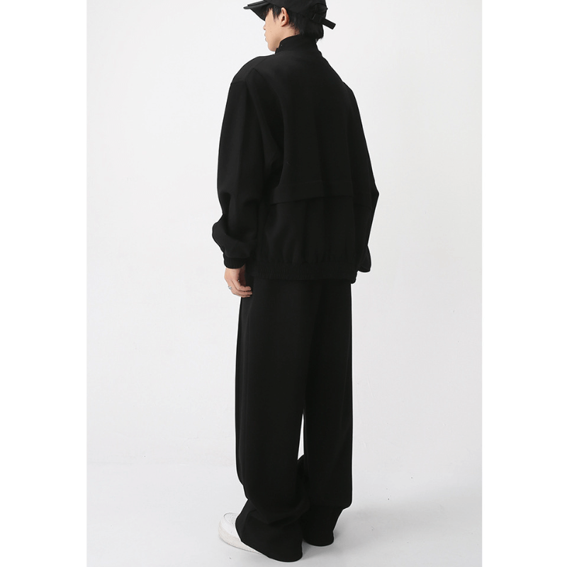 ブラックセットアップを着用した後ろ姿(秋冬)