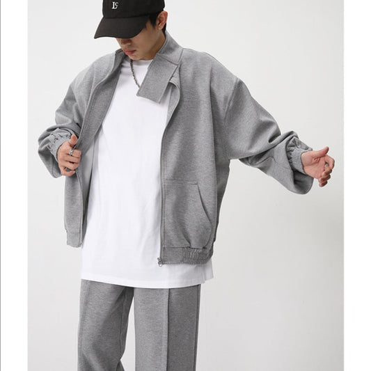 ボリュームスウェットセットアップを羽織る横姿(グレー)