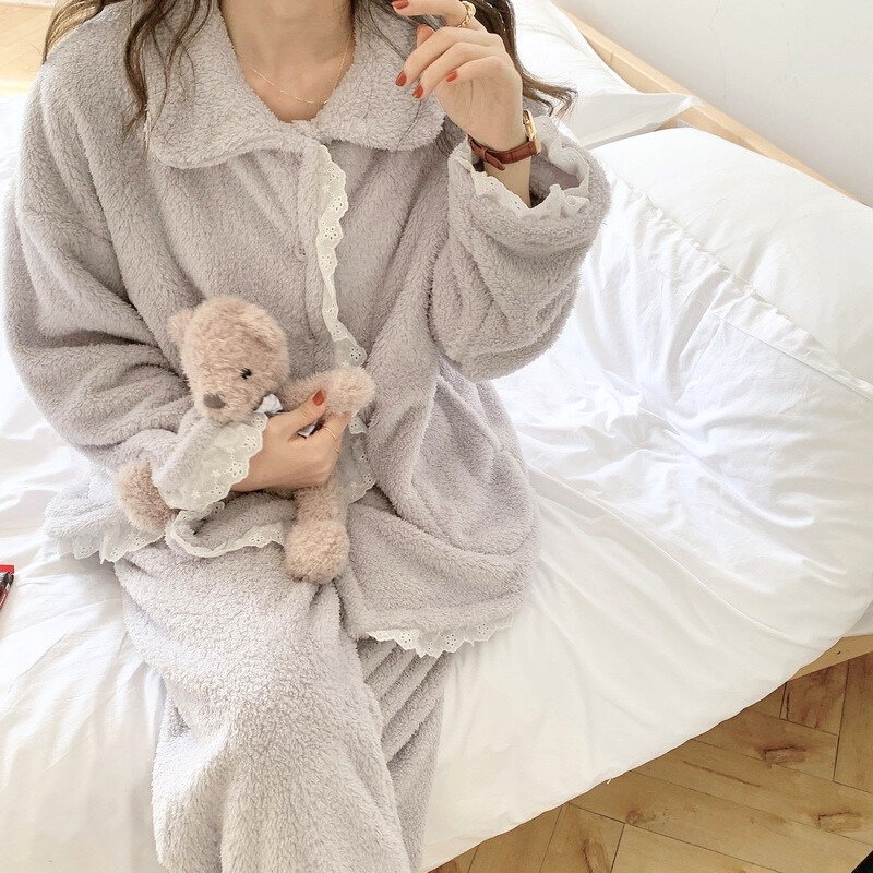 ぬいぐるみと一緒に映える癒し系ルームウェアコーデ