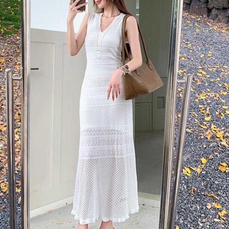 太もも透け感が色っぽいレースワンピを上品に着こなす女性