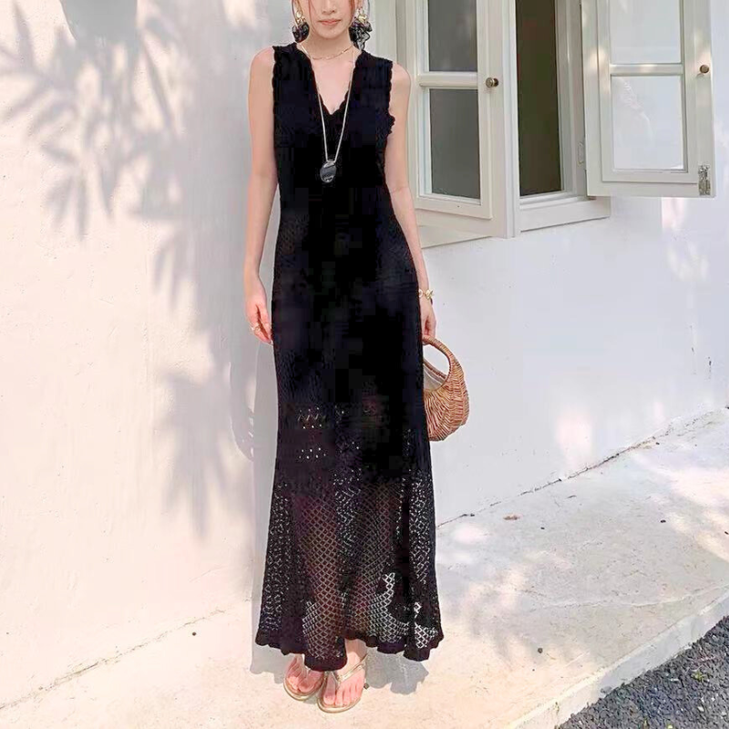 切り返し部分からの透けが色っぽい黒ワンピを着た姿