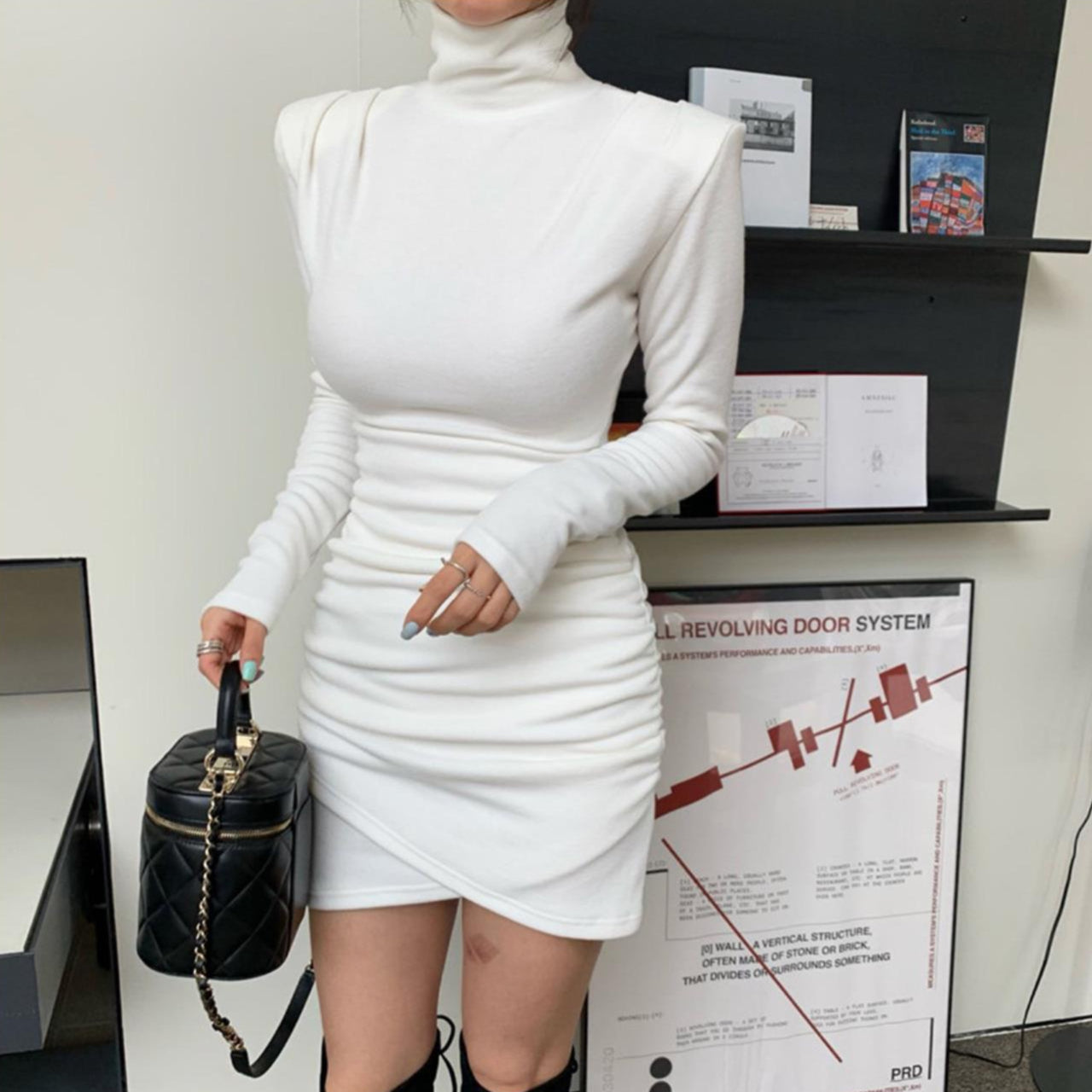 タイトシャーリングタートルネックミニワンピース(ホワイト)を着た女性