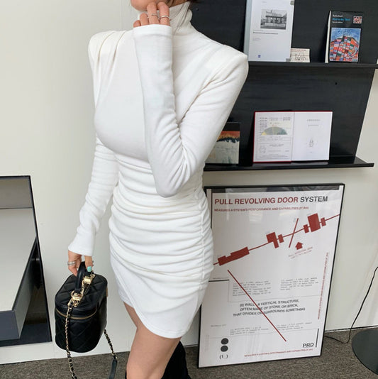 シャーリングデザインが魅力のタートルネックミニワンピース(ホワイト)