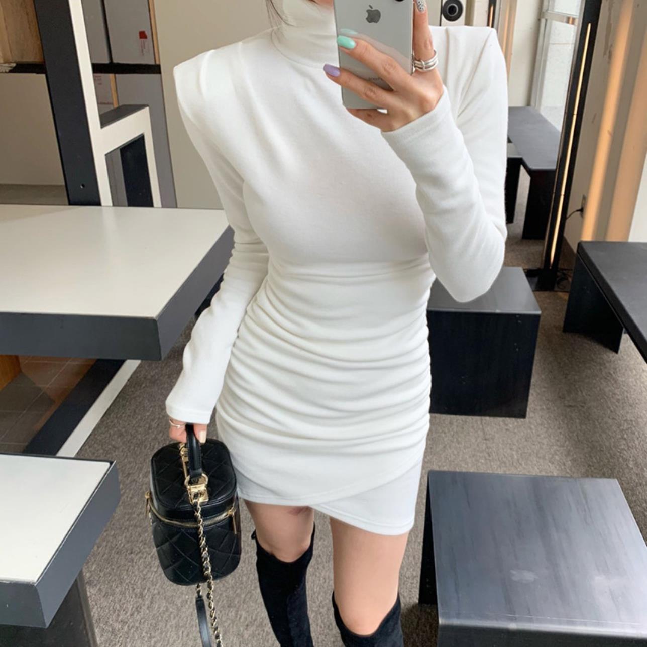 フィット感抜群なタートルネックミニワンピース(ホワイト)