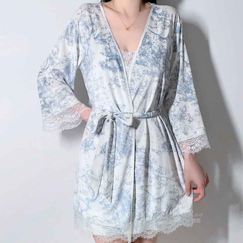 ワンピースとガウンのセットを室内で着用する女性の全身写真