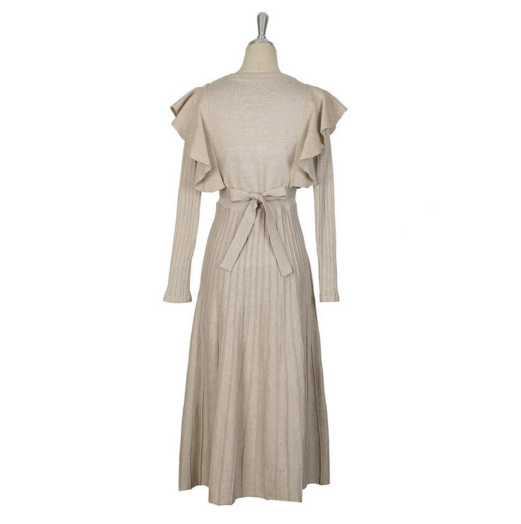 トルソーの背面から撮影したベージュワンピース。