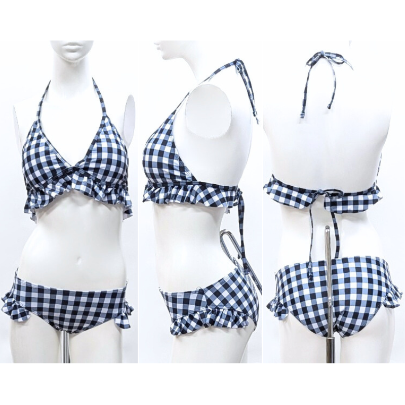 トルソーで見た三角ビキニセットの全体像。胸元のフリルとギンガム柄がアクセント
