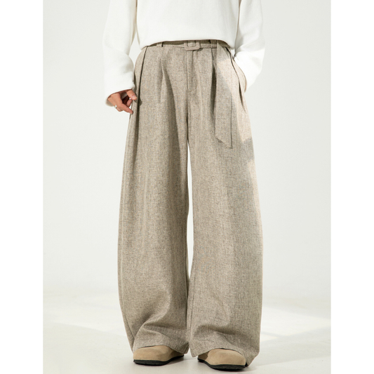 春秋冬に使えるタック入りワイドスラックスを着用した男性(ライトベージュ)