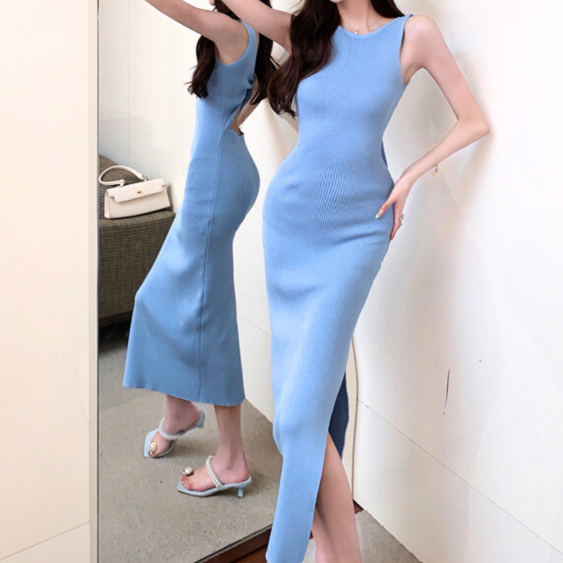 女性が振り返る姿で背中のリボンが印象的なブルーワンピ