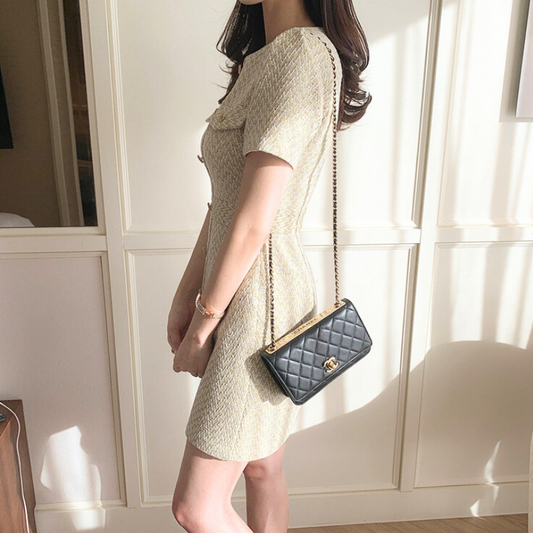 横から見たツイード風ミニワンピの美シルエットとゴールドボタンディテール