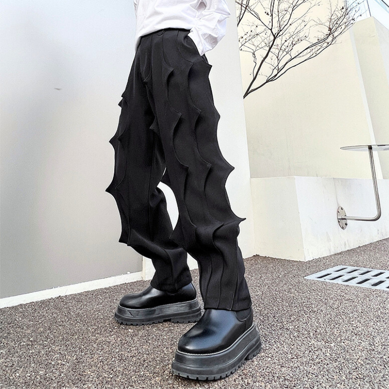 斜めから見たトゲ感のあるデザインが強調されたパンツの立体シルエット