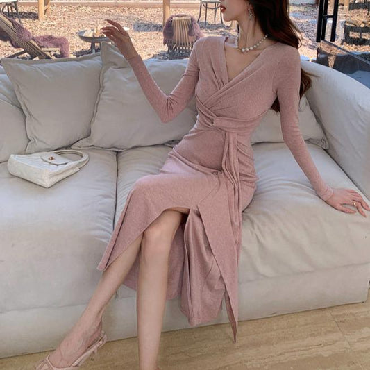 Vネックカシュクールワンピース(ピンク・座った姿)