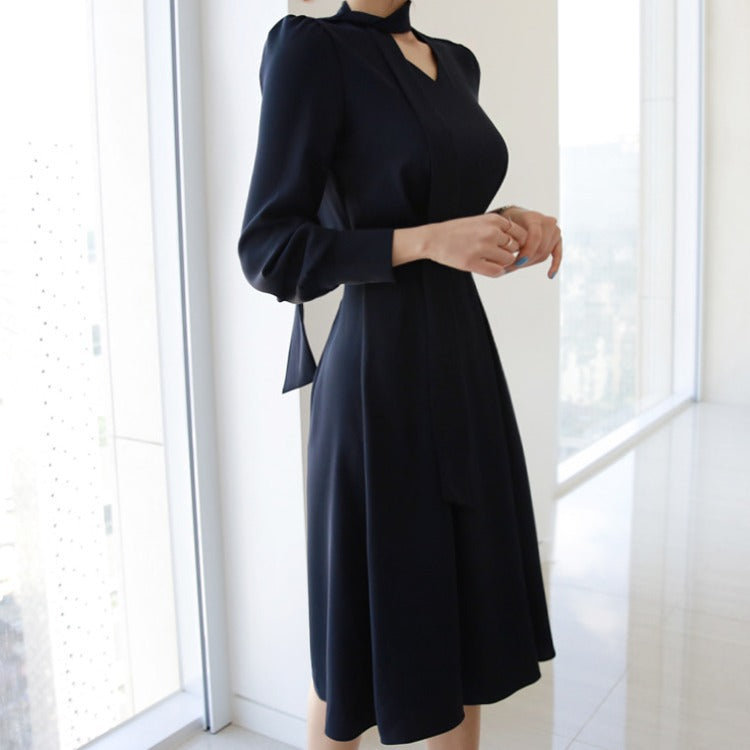 さりげなく肌見せできるVネックワンピース(ネイビー)