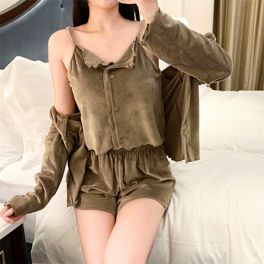 ベロアブラウンのカップ付キャミ×ショートパンツ×カーディガンを着た女性|部屋着 男ウケスタイル