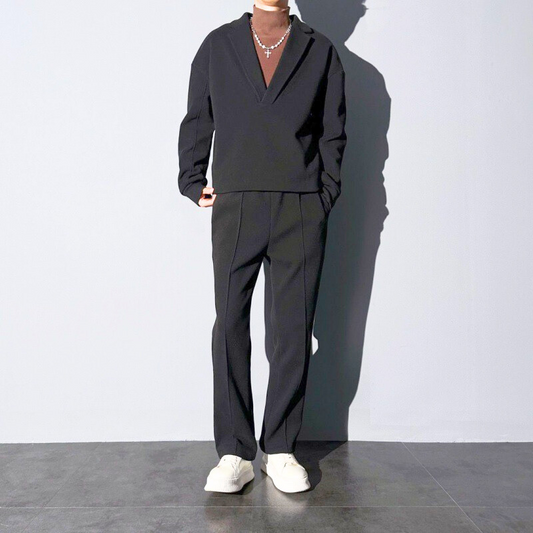 深Vプルオーバーとセンタープレスパンツのブラックセットアップ