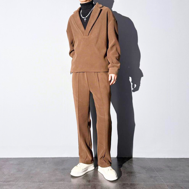 大人の余裕を感じさせるブラウンベロアの深Vセットアップコーデ