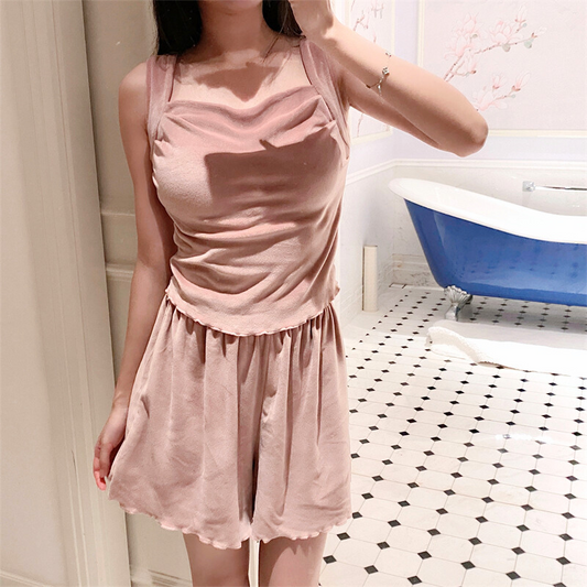 キャミソールとショートパンツのピンクベロアルームウェア 彼氏ウケ