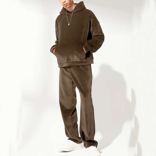 ブラウンカラーのベロアスウェットセットアップ全身コーデ