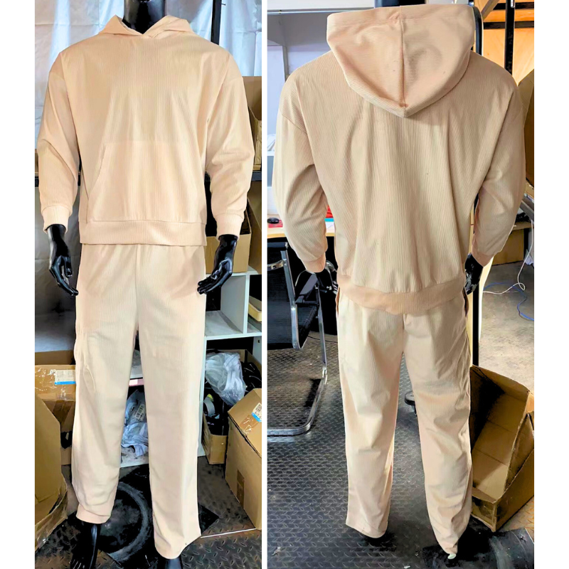 ベージュカラーのベロアセットアップ(マネキン正面・背面ショット)