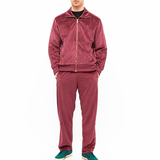 ワインレッドのベロアセットアップを正面から着用したスタイル