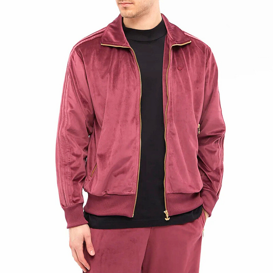 ワインレッドのベロアジャージジャケットを羽織ったラフコーデ