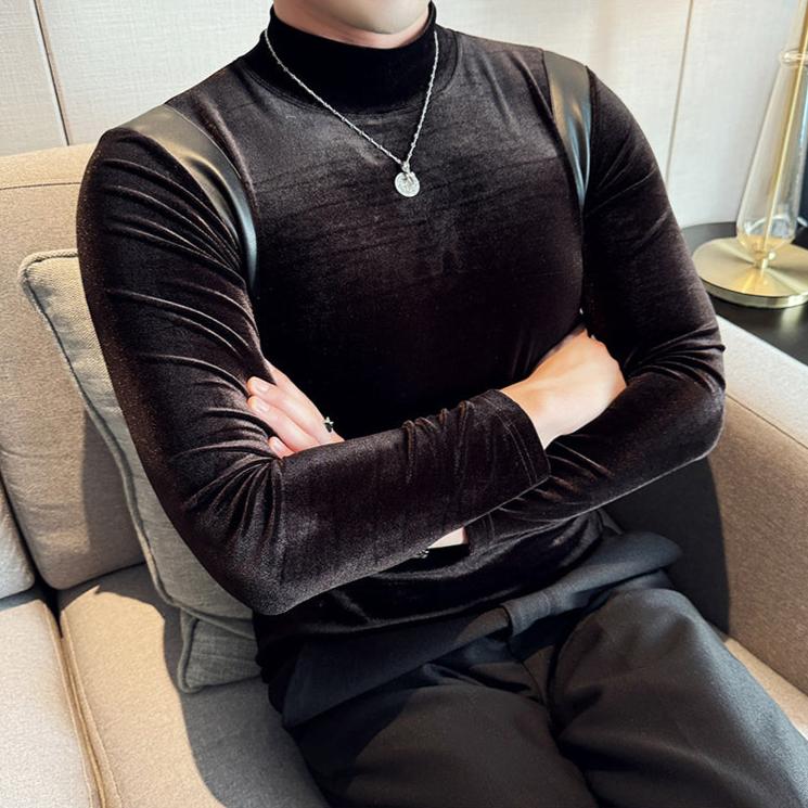 両腕を組んだブラックトップスの全体コーデ