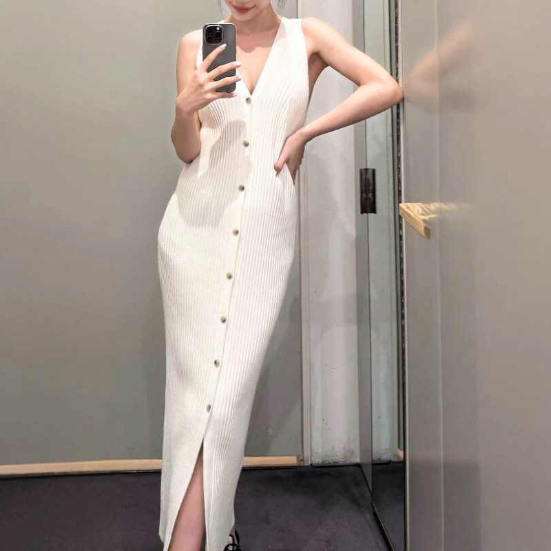 夏コーデに映えるVネックボタンデザイン サマーニットワンピース ノースリーブ 白 タイト 美シルエット