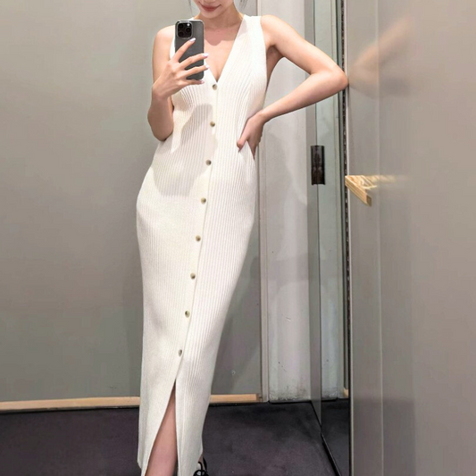 夏コーデに映えるVネックボタンデザイン サマーニットワンピース ノースリーブ 白 タイト 美シルエット