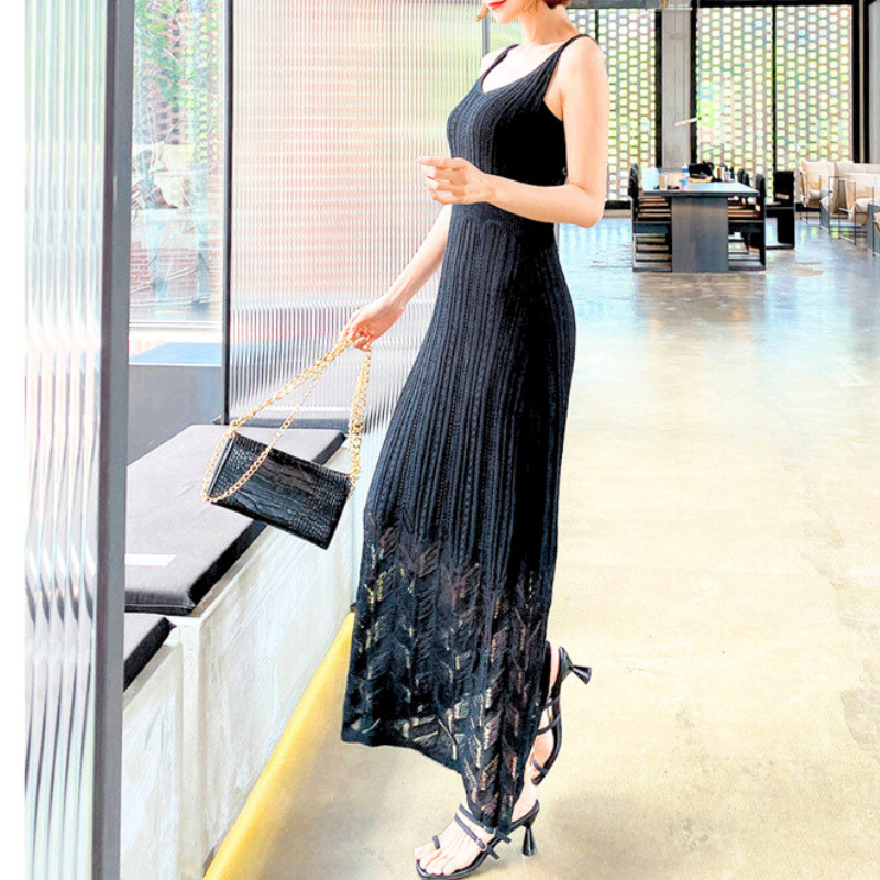 ブラックのロングワンピースを斜め前から撮影