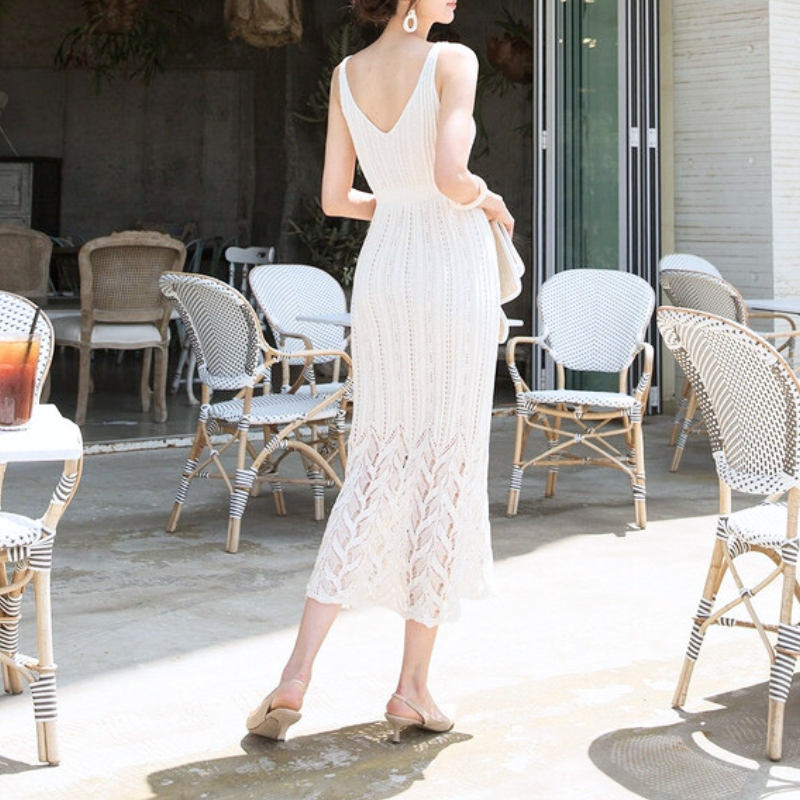 日差しの下で映えるアイボリーのかぎ編みロングワンピース